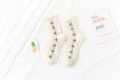 Japanischer Vintage-Stil Damen-Mittelsocken, beige Farbe mit lila Planetenmuster. - Einheitsgröße / Kleine Planeten auf weißem Hintergrund