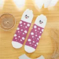 Niedliche dicke Korallenfleece warme Wintersocken für Damen mit Cartoon Schwein Design und Punkten. - Einheitsgröße / Magentarotes zwinkerndes Schweinchen