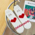 Weisse flauschige Wintersocken mit süsser Tierstickerei und rotem Herzmuster, kuschelige Socken. - Einheitsgröße / Weiße Socken mit rotem Herz & Katze