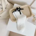 Weisse Damen Mittelsocken mit schwarzen Rüschen und Schleife, japanischer JK Stil Baumwollsocken. - Einheitsgröße / Weiß mit schwarzem Rand
