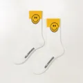Chaussettes mi-tubes en coton à visage souriant jaune et blanc pour femmes, style automne tendance. - Taille unique / Chaussettes smiley à blocs de couleurs