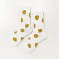 Chaussettes mi-hautes en coton blanc pour femmes avec motifs de smiley jaunes, confort. - Taille unique / Chaussettes blanches à motif smiley noir partout