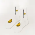 Chaussettes mi-hautes blanches en coton pour femmes avec visage souriant jaune et imprimé lettres. - Taille unique / Chaussettes à rayures verticales et lettres