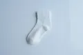 Calzini bianchi tinta unita a tubo medio, comodi in cotone casual per uso quotidiano. - Taglia unica / Bianco
