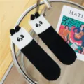 Süße Cartoon Panda Korallenfleece Damen Socken, dicke warme Winter Plüsch Haussocken. - Einheitsgröße / Schwarz-Weißer Panda