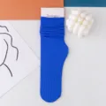 Blaue Samt-Slouch-Socken für Damen, dünne Sommer-Eisseide-Waden-Socken mit süßem Pappetikett. - Größe 35-42 / Saphirblau