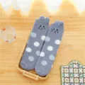 Süße Katzenohren Korallenfleece Flauschige Socken Damen Winter Dicke Warme Schlaf Socken mit Punkten - Einheitsgröße / Graue Katze mit weißen Punkten