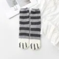 Gemütliche dicke flauschige Damen Haussocken mit Katzenpfoten Muster für den Winter warm. - Einheitsgröße / Dunkelgrau Gestreift