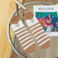 Winter süße Cartoon Tier Korallenfließ dicke warme Schlafsocken für Damen und Mädchen - Einheitsgröße / Kaffeebraun-weiß gestreifte Bärensocken