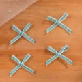 Primo piano di quattro piccoli fiocchi blu decorativi con bordi sfrangiati per abiti - Azzurro / 1000 Pezzi/Confezione