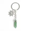 Llavero de cristal verde con pilar hexagonal y colgante de sol plateado antiguo - Aventurina Verde