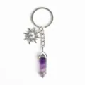 Llavero de punta de cristal de amatista púrpura natural con un dije de sol plateado - Amatista