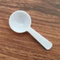 Langlebiger kleiner weißer Kunststoff-Messlöffel für Küchenpulver und Backzutaten. - 3g Weithals Kurzer Griff