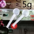 Set aus weißen 5g-Messlöffeln aus Kunststoff für Pulvermedizin und Milchpulver - 5g