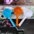 Drei farbige Kunststoff-Messlöffel in Blau, Orange und Weiß für Milchpulver und Backen - 5g Farbiger Kurzer Griff