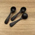 Set mit drei mattschwarzen Kunststoff-Messlöffeln für die präzise Pulverdosierung - 0.5g Gebogener Kurzer Griff (Schwarz)