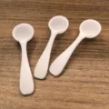 Set aus drei weißen Kunststoff-Messlöffeln für Milchpulver, Salz und Backbedarfe - 0.5g Gebogener Kurzer Griff (Weiß)