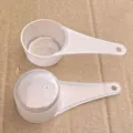 Zweiteiliges Set transparenter Kunststoff Messlöffel für Milchpulver und Backen. - 30g Transparenter Löffel mit Flachem Boden und Loch