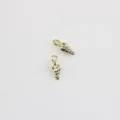 Mini pendentif charm coquillage d'or pour fabrication de bijoux DIY, bracelet collier gros plan. - Or