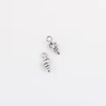 Vue détaillée de mini pendentifs en métal coquillage pour la création de bijoux DIY. - K Blanc/Argent