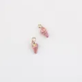 Détail pendentif coquillage mini, alliage doré émail rose, idéal pour bijoux faits main DIY. - Violet
