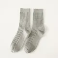 Graue gerippte Herren-Crew-Socken, einfarbige Baumwoll-Freizeitsocken Modell Variante. - Einheitsgröße / Hellgrau