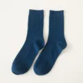 Donkerblauwe heren sokken met geribbeld patroon in effen kleur, comfortabel katoen. - Eén maat / Saffierblauw