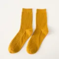 Herren einfarbige vertikal gestreifte Baumwoll-Wadensocken bequeme Freizeit-Anzugschuhe gelb. - Einheitsgröße / Kurkuma
