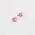 Vista dettagliata di perle stella in smalto rosa, accessorio gioiello DIY dorato. - 20 Pezzi/Confezione / Viola