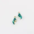Vue détaillée du mini pendentif coquillage émaillé turquoise pour création de bijoux DIY. - Vert