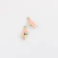 Gros plan du détail du pendentif coquillage en émail rose, idéal pour la création de bijoux DIY. - Rose