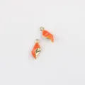 Gros plan de mini pendentifs coquillage émaillés orange, détails d'accessoires de bijoux. - Orange