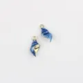 Petits charms coquillage émail bleu vue de détail pour fabrication de bijoux collier DIY. - Bleu foncé