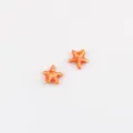 Vista dettagliata di bellissime perline a forma di stella marina arancione per bigiotteria. - 20 Pezzi/Confezione / Arancione