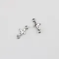 Vue détaillée des charms connecteurs papillon en alliage argenté, idéaux pour les bijoux DIY. - Papillon en perle artificielle / Argent