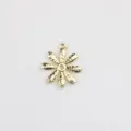 Gedetailleerde close-up van een gouden metalen madeliefje bloemhanger bedel voor sieraden maken. - S / Goud