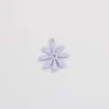 Gedetailleerde close-up van een pastelpaarse geëmailleerde madeliefjeshanger voor sieraden. - S / Paars