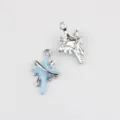 Dettaglio di ciondoli a stella irregolare in smalto blu e metallo per la creazione di gioielli. - Argento & Blu