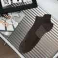 Men's breathable low cut cotton ankle socks with heel tab and side stripes, dark brown. - One Size / Coffee