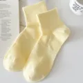 Feste gelbe Netz atmungsaktive kurze Socken für Damen, bequeme tägliche Freizeitkleidung. - Einheitsgröße / Milchiges Gelb
