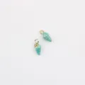 Gros plan détaillé de mini pendentifs coquillage turquoise, accessoires de bijoux faits main. - Bleu ciel