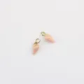 Gros plan de mini breloques coquillage émaillé rose, accessoires de bijoux DIY en métal doré. - Rose