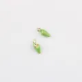 Gros plan détail de mini breloques pendentifs coquillage émail vert en alliage pour bijoux DIY. - Vert Fruit