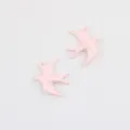 Close-up roze legering zwaluw hanger, gladde gelakte details, ideaal voor DIY sieraden. - Roze