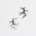 Detail van zilverkleurige zwaluw metalen bedels perfect voor DIY sieraden maken en hobby. - Wit K/Zilver