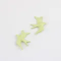 Lichtgroene emaille zwaluw hanger detail, schattig vogel bedeltje voor DIY sieraden. - Fruitgroen