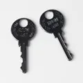Detailaufnahme der personalisierten Zimmernummer Legierungsschlüsselanhänger glatt. - Gunmetal-Schwarz