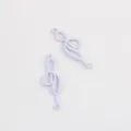 Detalle de cerca de conectores de lazo de aleacion morado claro para joyeria artesanal. - Púrpura