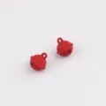 Detailansicht kleine rote lackierte Metall Glocken Anhänger perfekt für DIY Armbänder Ketten. - Rot