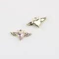 Nahaufnahme des niedlichen Teufelsflügel Herz geformten rosa Zirkon Anhänger Schmuck Detail. - Gold / Rosa
